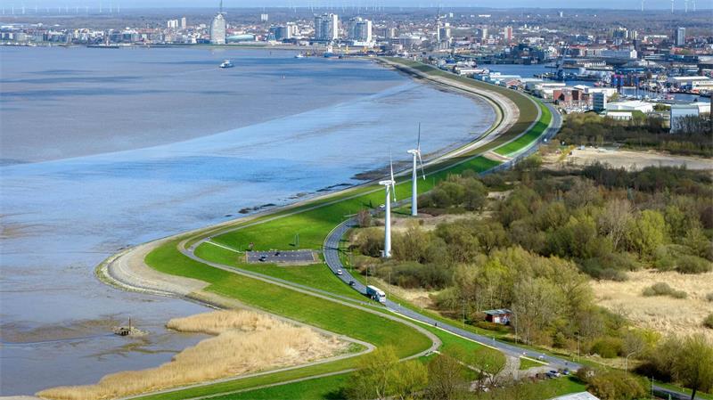 Wann die Entscheidung für einen Marinehafen getroffen wird Bremerhaven wie hier auf dem Bild - oder Emden? Die Entscheidung für den Standort eines neuen Marinehafens soll bald fallen. (Archivfoto)
