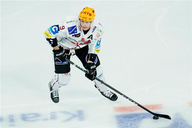 Bremerhaven vor erstmaligem DEL-Halbfinal-Einzug Bremerhavens Jan Urbas spielt den Puck.