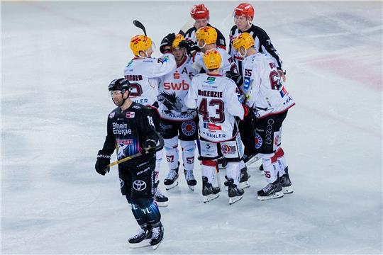 Bremerhavens Spieler freuen sich über das Tor zum 2:1.