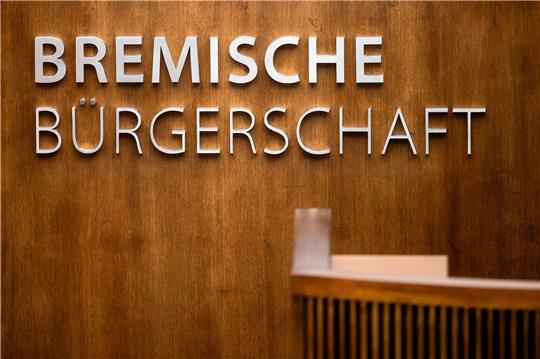 «Bremische Bürgerschaft» steht über dem Rednerpult im Plenarsaal.