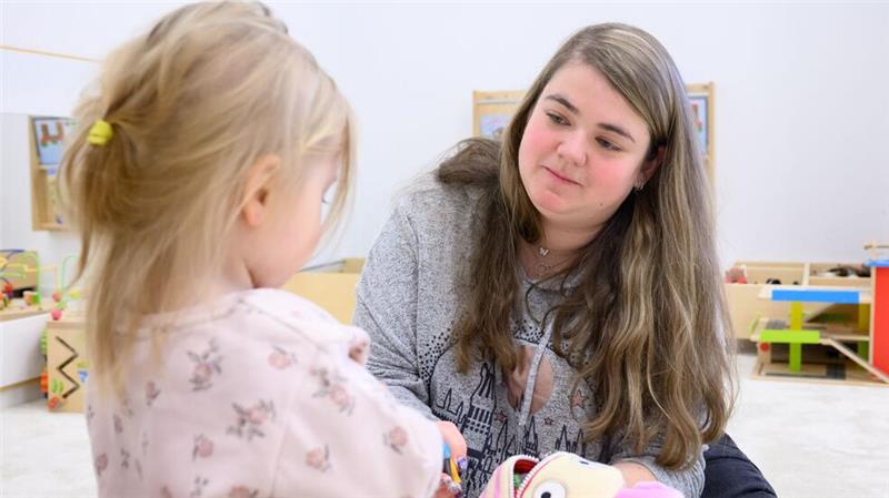 Krähenwinkel statt Barcelona - als Erzieherin in Deutschland Brenda Hornos Justicia hat schon in Barcelona als Erzieherin gearbeitet, jetzt betreut sie Ein- bis Dreijährige in Niedersachsen.