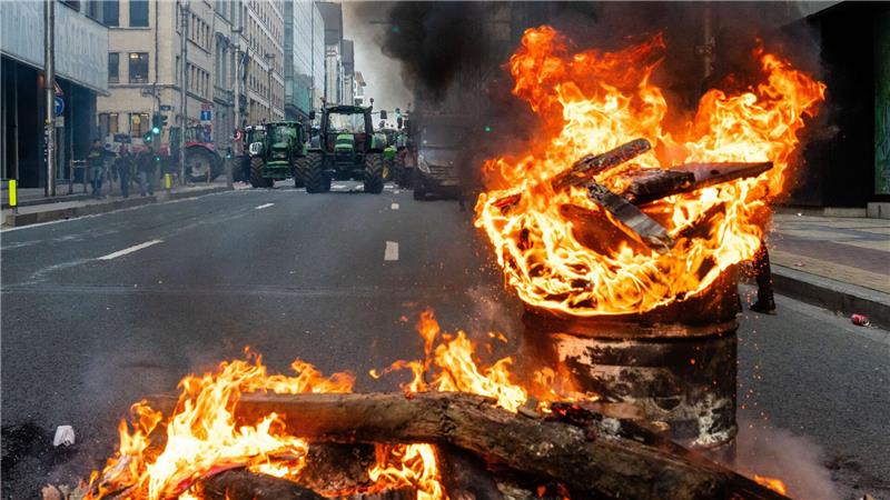 Feuer und Tränengas: Tausende Bauern bei Protest in Brüssel Brennende Barrikaden in Brüssel.