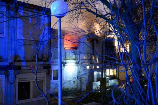 Brennende Container-Einheiten einer Flüchtlingsunterkunft in Hamburg-Winterhude - bei dem Feuer kam ein Mensch ums Leben.