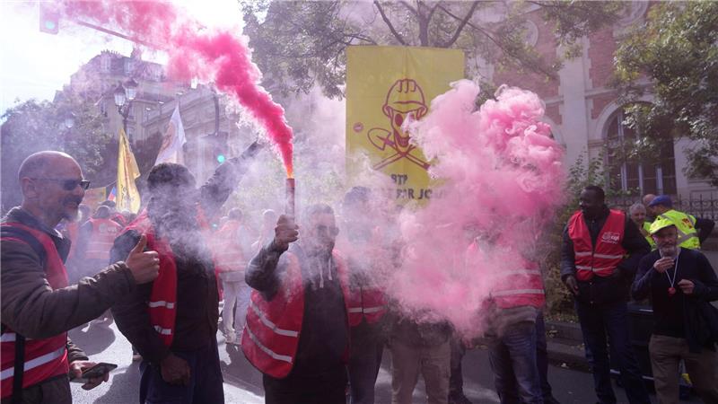 Bilder des Tages Brennende Fackeln in Colmar: Gewerkschaften protestieren lautstark gegen Sparpläne