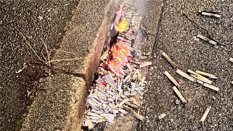 Brennende Silvesterböller auf einer Straße in der Kaiserstadt.