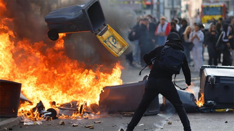 Brennende Wut: Bei Schulprotesten in Frankreich gehen Mülltonnen in Flammen auf. 