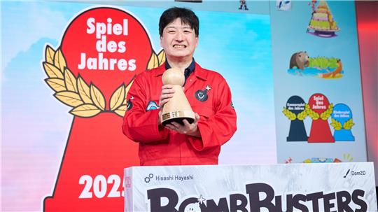 Brettspielautor Hisashi Hayashi gewann mit „Bomb Busters“ die Auszeichnung „Spiel des Jahres“ 2025.