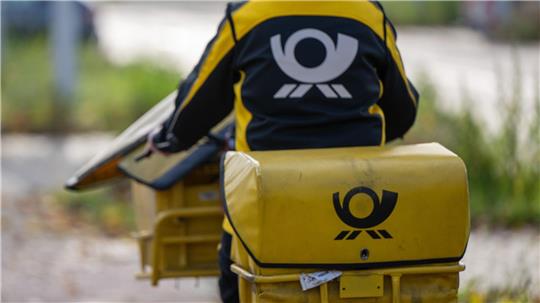 Briefe auf dem Weg zum Briefkasten - es werden immer weniger.