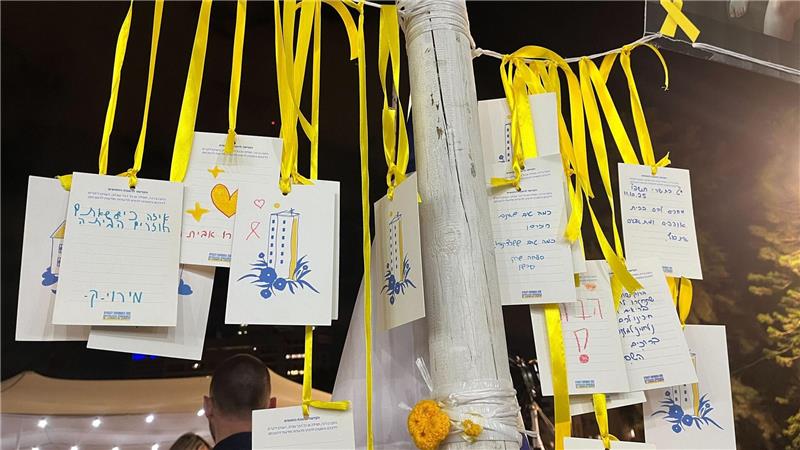 Israel nach Rückkehr der Geiseln im Freudentaumel Briefe von Bürgern an die Geiseln hängen auf dem Platz der Geiseln.