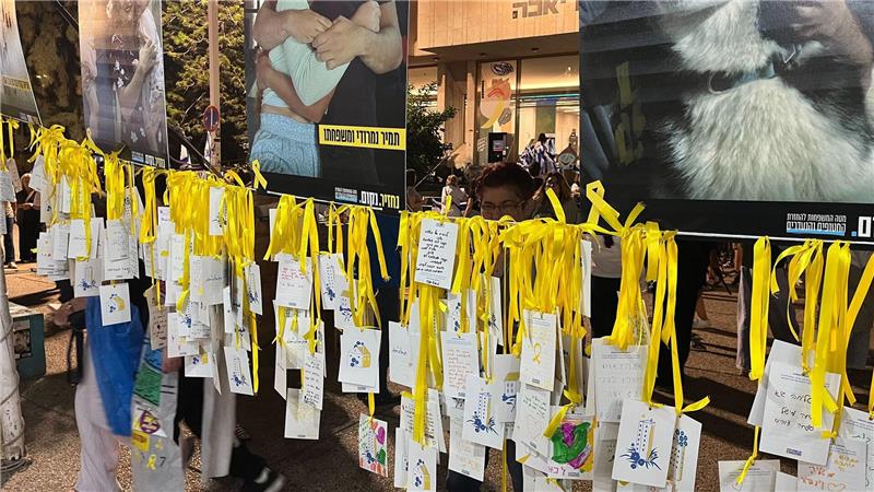 Israel nach Rückkehr der Geiseln im Freudentaumel Briefe von Bürgern an die Geiseln hängen auf dem Platz der Geiseln.