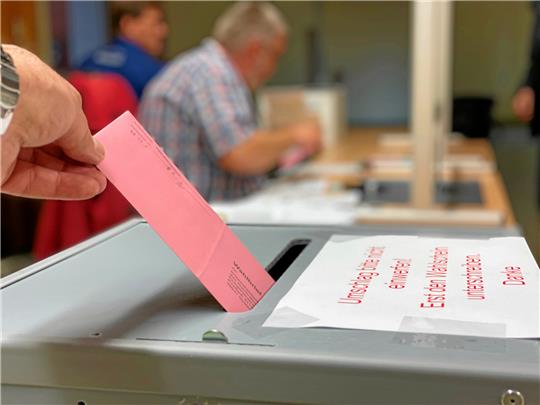 Briefwahl kann entweder daheim oder im Briefwahllokal im Freizeitzentrum gemacht werden.Fotos: Schlegel