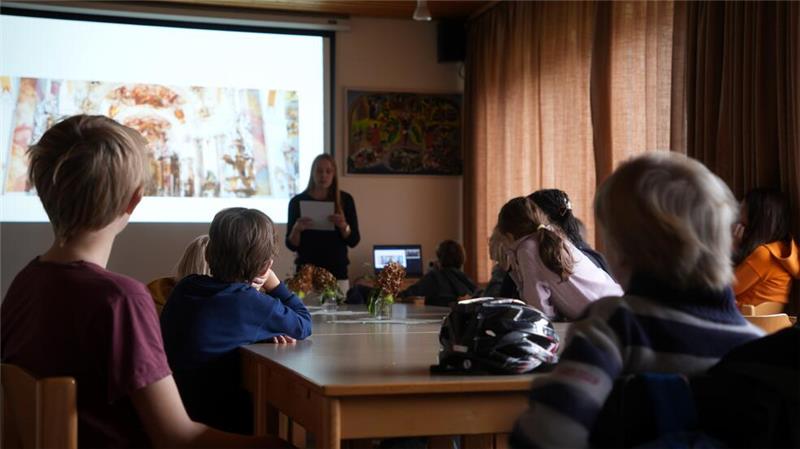 Brigitta Braun bringt den elf Kindern im katholischen Pfarrheim die Grundlagen der „h-Moll-Messe“ bei.