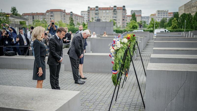 Macron legt Kranz am Holocaust-Denkmal nieder Brigitte Macron (l-r), Emmanuel Macron, Frank-Walter Steinmeier und Elke Büdenbender legen einen Kranz am Denkmal für ermordete Juden Europas nieder.