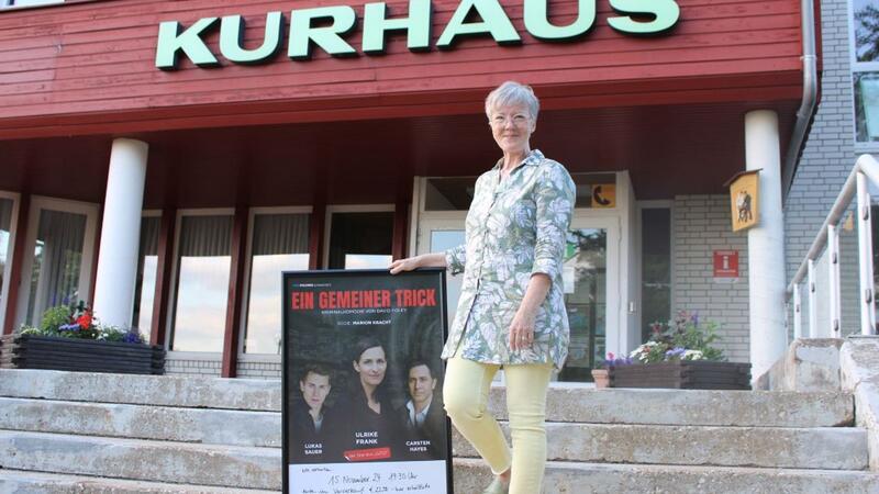 Bergstadtverein will Krimi-Komödie auf die Kurhaus-Bühne bringen Brigitte Rieger, die Vorsitzende des Bergstadtvereins St. Andreasberg, stellt die Plakate für das Theaterstück vor.