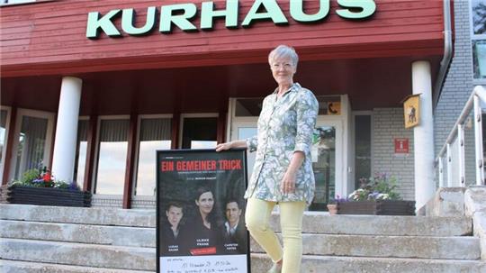 Brigitte Rieger, die Vorsitzende des Bergstadtvereins St. Andreasberg, stellt die Plakate für das Theaterstück vor.