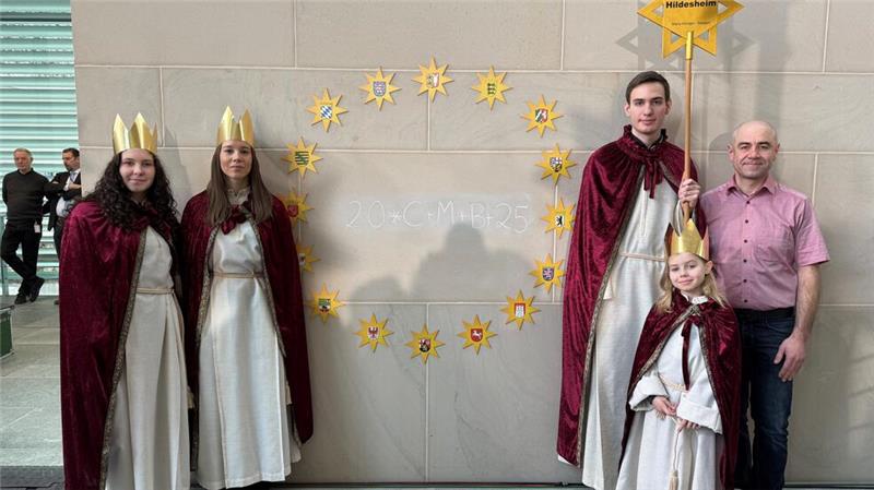 Olaf Scholz empfängt Sternsinger: Kinder aus Seesen sind mit dabei Bringen den Segen aus Seesen in den Bundestag (v.l.): Zoé-Sophie Luzar, Hannah Sophie Schricke, Benjamin Bartels, Emma Jürgens und Sascha Jürgens.