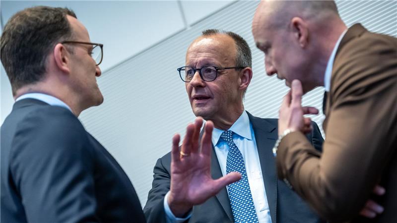 Renten-Mehrheit wackelt: Viele Nein-Stimmen aus der Union Bringen diese Drei - Unions-Fraktionschef Jens Spahn, Kanzler Friedrich Merz (beide CDU) und CSU-Landesgruppenchef Alexander Hoffmann, das Rentenpaket am Freitag über die Bühne?