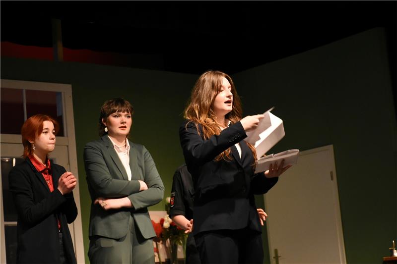Korruption und Komödie: „Der Revisor“ kommt ins Ratsgymnasium Bringt ein abgefangener Brief, vorgetragen von Stella Lehmann, Licht ins Dunkel der Identität des falschen Revisors? Foto: Kempfer
