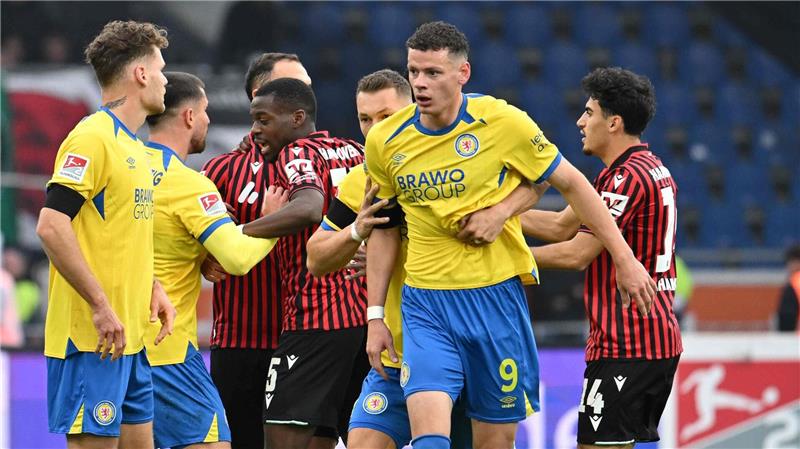 Hochrisiko-Derby in Hannover: Weniger Alkohol als Lösung? Brisantes Duell: Beim Hinspiel zwischen Braunschweig und Hannover (0:3) sah Eintracht-Stürmer Erencan Yardimci (2.v.r.) die Rote Karte.