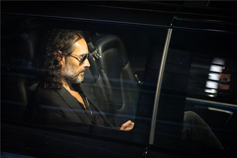 Britische Medien berichten über Vorwürfe mehrerer Frauen gegen Russell Brand wegen Vergewaltigung, körperlicher Übergriffe und emotionalen Missbrauchs.