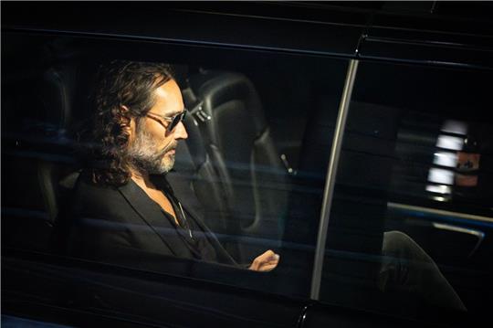 Britische Medien berichten über Vorwürfe mehrerer Frauen gegen Russell Brand wegen Vergewaltigung, körperlicher Übergriffe und emotionalen Missbrauchs.