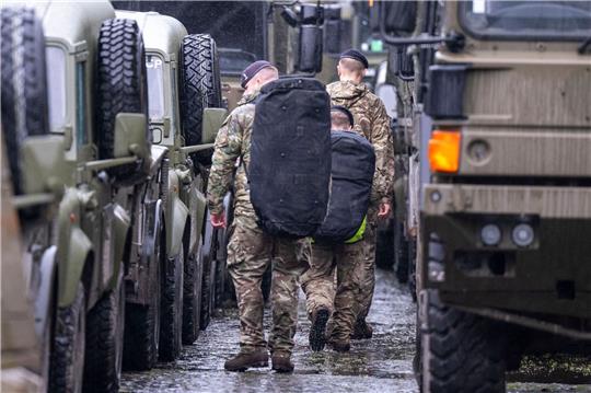 Britische Soldaten auf dem Gelände einer Bundeswehrkaserne bei Paderborn. Die Briten machen im Rahmen der Übung Brilliant Jump als Teil der Großübung Steadfast Defender 24 in Ostwestfalen für eine Nacht Station.