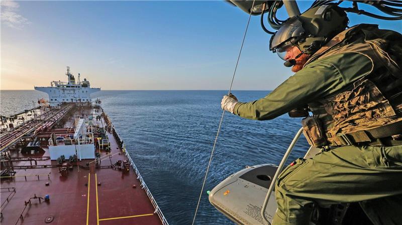 Britische Streitkräfte haben ein Schiff geentert, das zur russischen Schattenflotte gehören soll. (Handout)