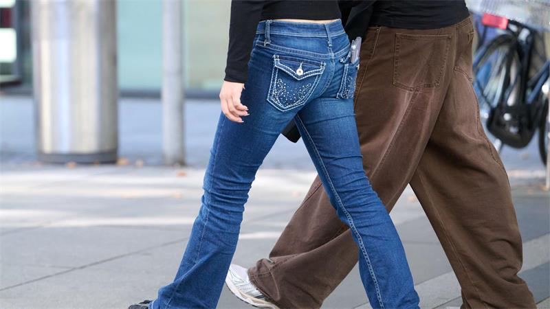 „Saggen“ - Die Hose hängt wieder auf halbmast Britney Spears, Paris Hilton oder Kate Moss machten die Hüfthosen in den 2000er Jahren populär.