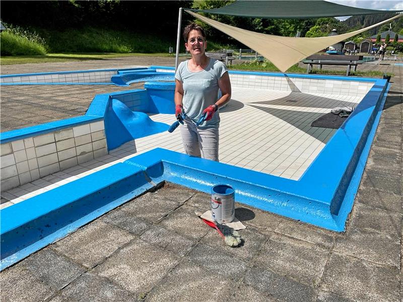 Wildemanner Spiegelbad öffnet am Samstag Britta Hasse streicht die Umrandungen am Kinderbecken blau.