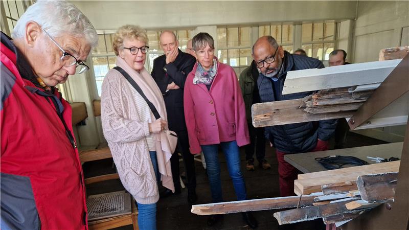 Marktkirche Clausthal: Wohin mit stummen Zeugen der Vergangenheit? Britta Schweigel (2.v.l.) zeigt dem Kirchenvorstand um Dorothea Römpage die in der Kirche verstreuten Holzleisten.