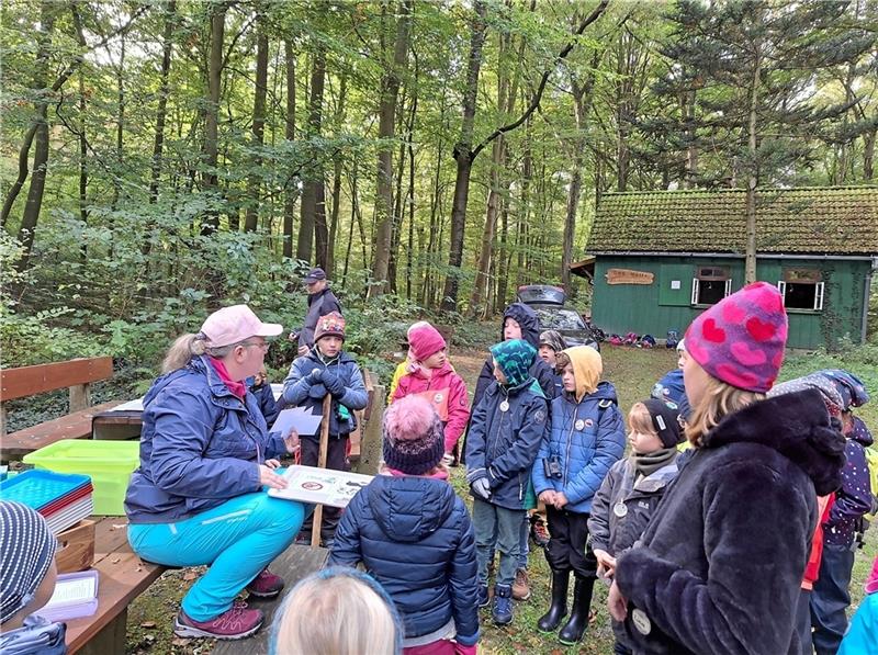 Britta Starke erklärt einer Gruppe von Kindern die Regeln, die im Wald zu befolgen sind. Foto: Hohaus