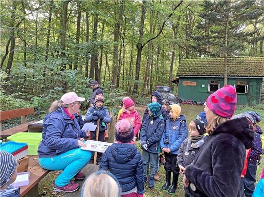 Britta Starke erklärt einer Gruppe von Kindern die Regeln, die im Wald zu befolgen sind. Foto: Hohaus