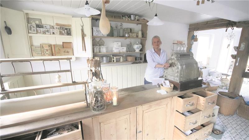 Wie Besucher in Beuchte bald in die Zeit Tante Emmas reisen können Eine Frau steht an einem alten Verkaufstresen.