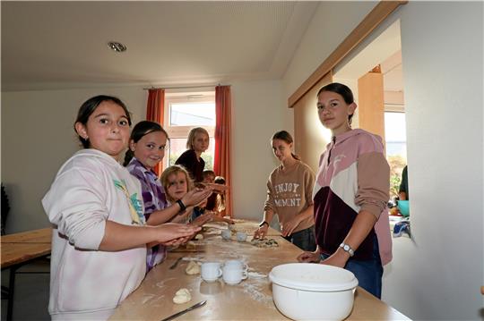 Brötchen für die rund 100 Teilnehmer backen Aurelia, Lonah, Kerstin, Ansgar, Emila, Finn, Samira Vanessa und Marit. Andere decken derweil den Tisch für alle Gäste. Foto: Jambrek