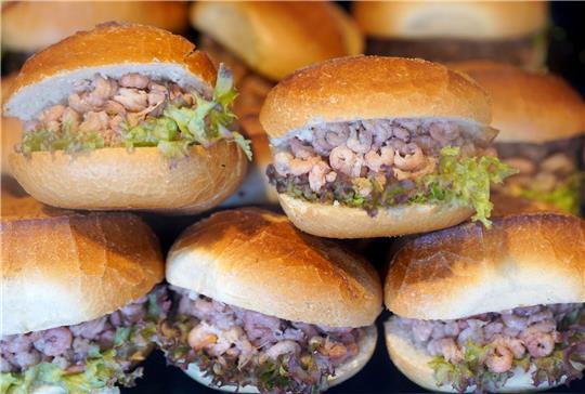 Brötchen mit Nordseekrabben in der Auslage eines Fischbrötchen-Imbisses an den Hamburger Landungsbrücken.
