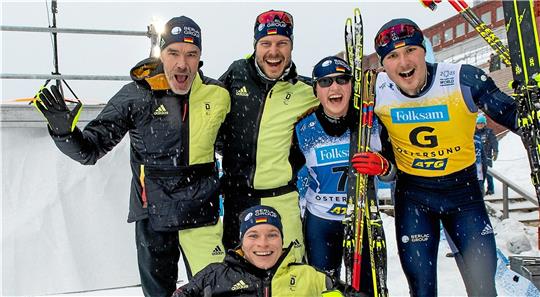 Bronze für Deutschland (v.li.): Alexander Ehler (53 / Leninogorsk (KAZ) / SV Kirchzarten, Startklasse Stehend), Steffen Lehmker (34 / Uelzen / WSV Clausthal-Zellerfeld, Startklasse Stehend), Leonie Walter (19 / Freiburg / SC St. Peter, Startklasse Sehbehinderung), Guide Pirmin Strecker (20 / Freiburg / SV Kirchzarten) und vorn Anja Wicker (31 / Stuttgart / MTV Stuttgart, Startklasse Sitzend). Foto: Ralf Kuckuck / DBS