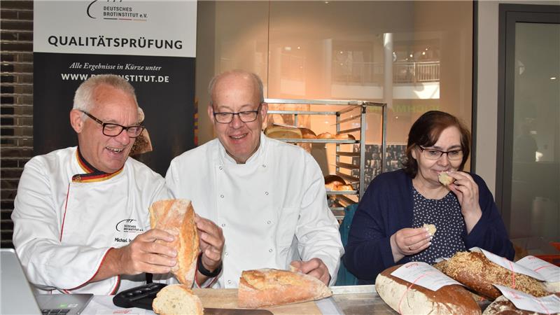 Brot macht gute Laune: Prüfer Michael Isensee (l.) vom Deutschen Brotinstitut testet ein Brot mit rustikaler Kruste. Bei der Brotprüfung der Bäcker-Innung Goslar-Salzgitter am Dienstag in der Kaiser-Passage Goslar sind außerdem Konditor Dieter Kiene aus Seesen und Christine Bockemüller dabei, sie ist Vorsitzende der Landfrauen Langelsheim.