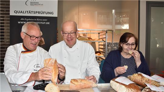Brot macht gute Laune: Prüfer Michael Isensee (l.) vom Deutschen Brotinstitut testet ein Brot mit rustikaler Kruste. Bei der Brotprüfung der Bäcker-Innung Goslar-Salzgitter am Dienstag in der Kaiser-Passage Goslar sind außerdem Konditor Dieter Kiene aus Seesen und Christine Bockemüller dabei, sie ist Vorsitzende der Landfrauen Langelsheim.