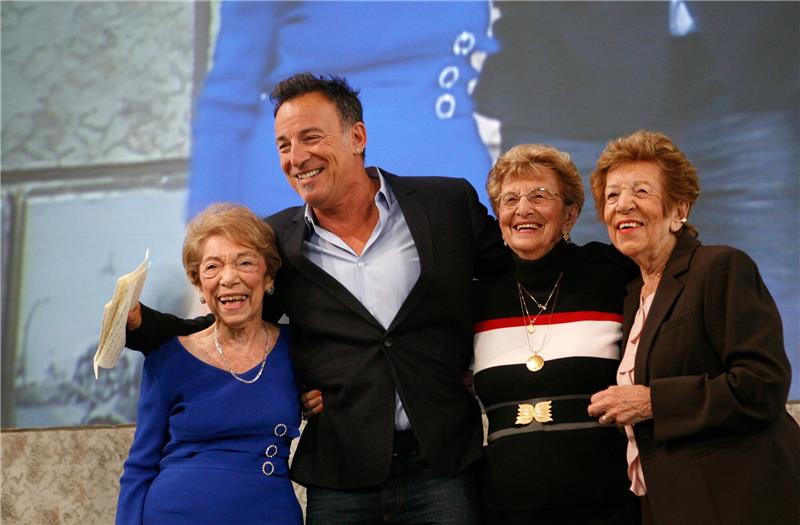 Bruce Springsteen trauert um seine Mutter Bruce Springsteen mit seiner Tante Dora Kirby (l-r), seiner Mutter Adele Springsteen und seiner Tante Ida Urbelis..