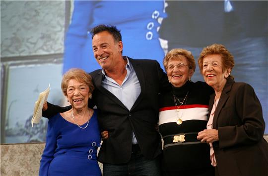 Bruce Springsteen mit seiner Tante Dora Kirby (l-r), seiner Mutter Adele Springsteen und seiner Tante Ida Urbelis..