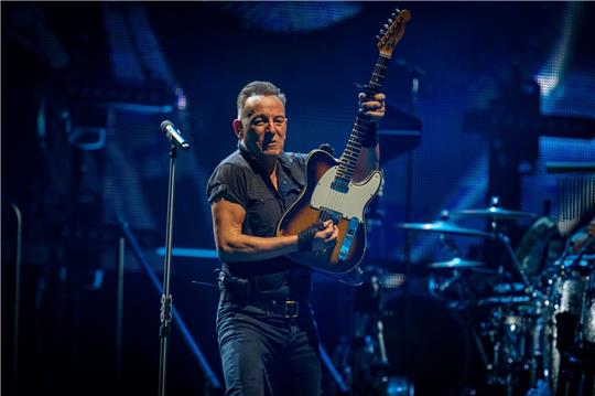Bruce Springsteen und die E Street Band starten ihre Welttournee im Olympiastadion in Barcelona.