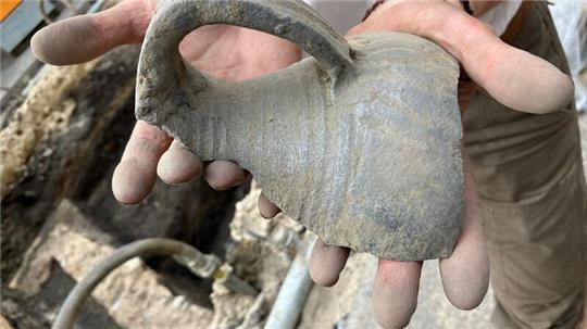 Bruchstück einer alten Keramik-Karaffe, die bei Bauarbeiten in Braunschweig entdeckt wurde.