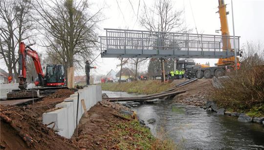 Brücke am Haken: Der Autokran hebt das fast zwei Tonnen schwere Bauwerk an seinen Bestimmungsort.