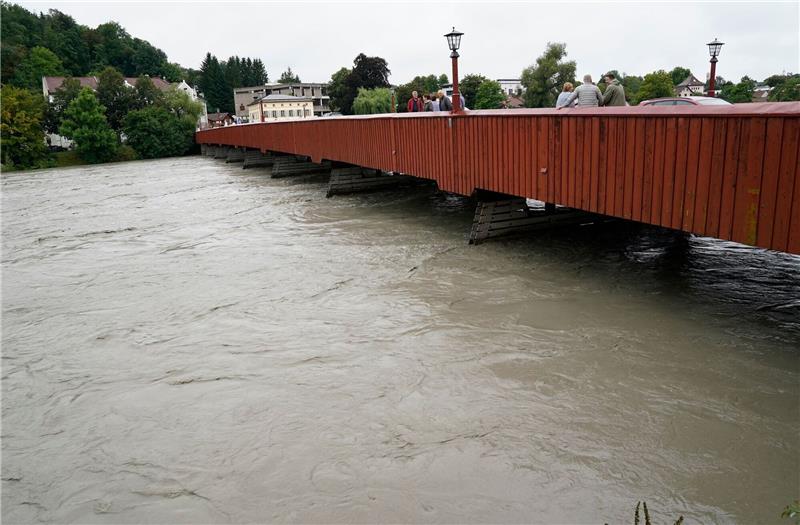 Brücke in Wasserburg. Der Inn führt aufgrund andauernder starker Regenfälle in Tirol und Bayern momentan sehr viel Wasser.