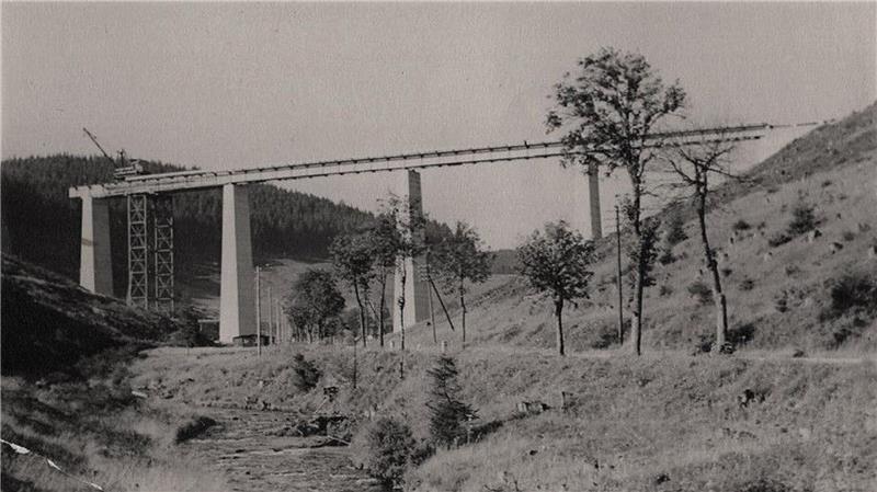 Brückenbau im Jahr 1952.