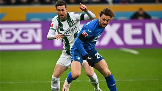 Bruun Larsen (r) und Joe Scally kämpfen um den Ball.