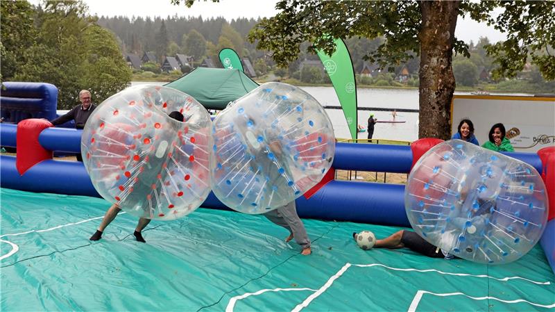 500 Besucher feiern beim Sommerfest im Waldseebad Bubble-Soccer bereitet Kindern Spaß.