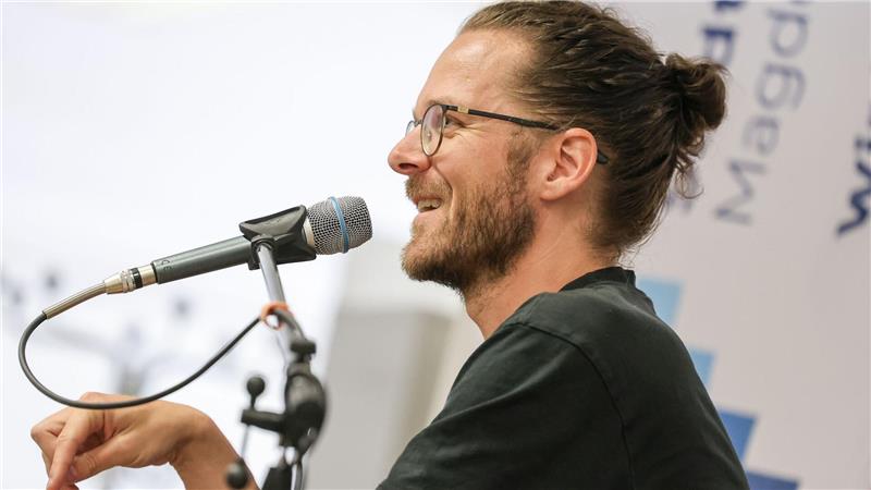 Buchautor Arne Semsrott las zweimal in Magdeburg. Sowohl das Kulturzentrum Moritzhof als auch die Zentralbibliothek waren ausverkauft.