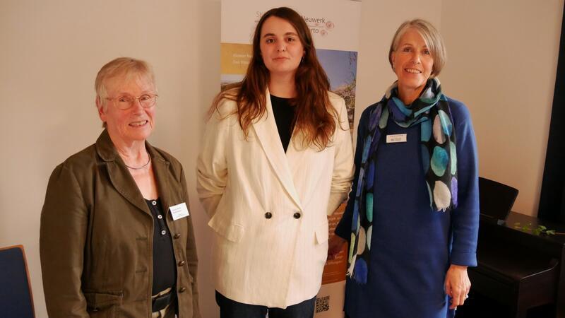 Appetithäppchen und Empfehlungen für Nordharzer Bücherfreunde Buchmesse bei der Lewer Däle: Die Organisatorinnen Ursula Henk-Riethmüller (l.) und Claudia Schütte flankieren die Goslarer Wortwerkerin Jone Zhitia.