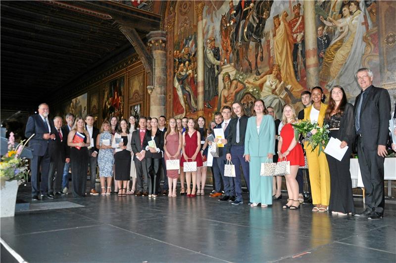 Das Goslarer Ratsgymnasium weint, staunt und jubelt Buchpreise, Blumen und jede Menge lobende Worte: Eingerahmt von Direktor Hans-Peter Dreß (li.) und Wilfried Nemitz (re.) stellen sich die Geehrten des Abends zum Gruppenbild auf.